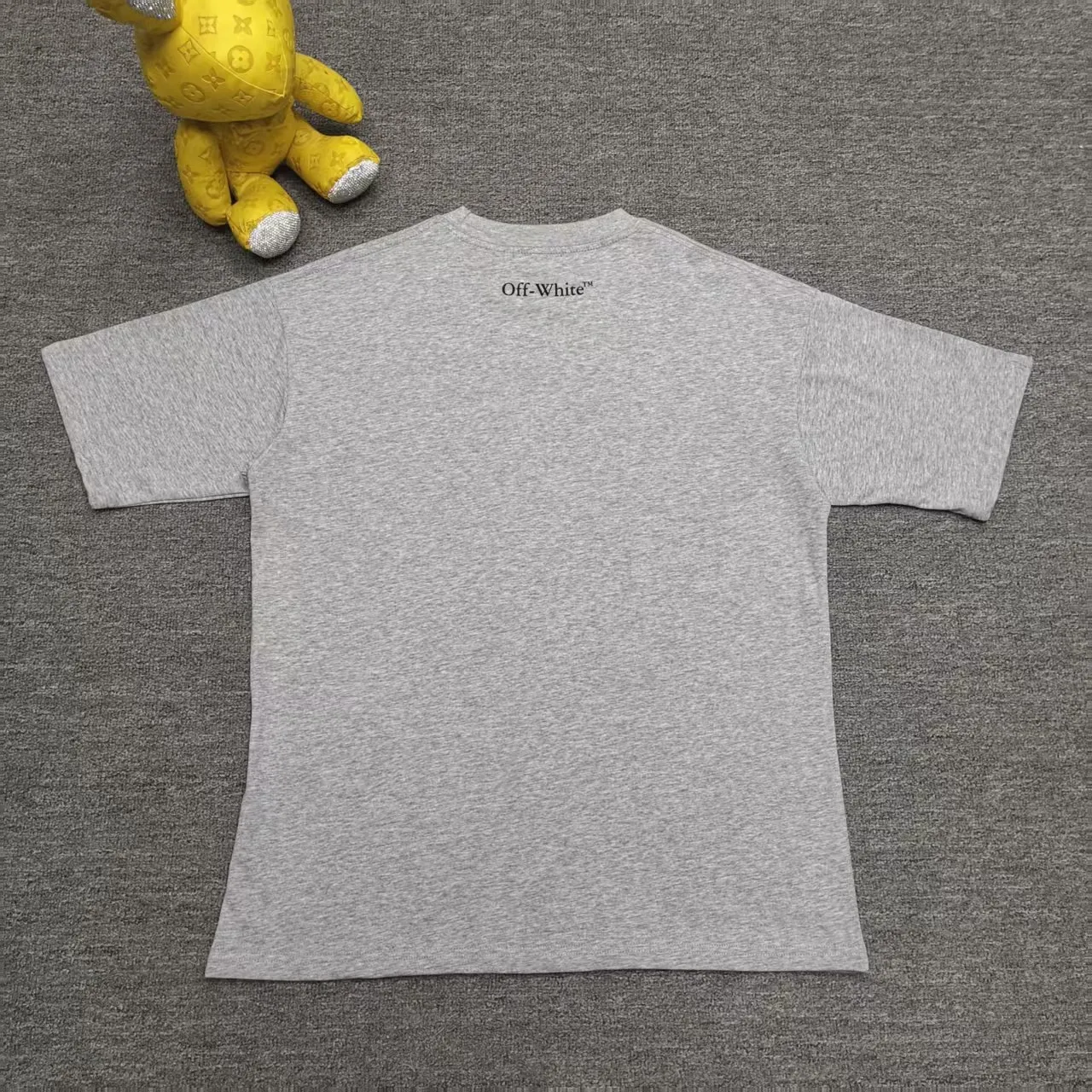 The top proven version OFF-WHI* 25SS new printed short-sleeves, loose fit, the same style for male and female couples stars. American designer Virgil Abloh founded the luxury street brand Off-White based on the pop culture of the younger generation. Walking between street culture and high-end fashion, contemporary elements are used to interpret youth culture, and fine workmanship is used to interpret trendy clothing. Photos, paintings and eye-catching graphic printing are all sources of inspiration for the designer. 32 counts of 260g double yarn pure cotton fabric, the printing uses Kornit digital direct injection technology, and the picture is clear. The white glue base ensures the firmness of the printing, and machine washing is stress-free - 1:1 original mold opening, ZP development, perfectly restored to the original version, produced by a large factory, not produced by a small factory on the market, fine wiring, top-notch craftsmanship, welcome to compare - A full set of customized accessories for collar labels, hang tags, and wash water labels - Exclusive logo packaging - No matter age, body shape or gender, it is very suitable for both men and women. All details are real photos, buy with confidence. Color: black, white gray Size: S-XL P;120